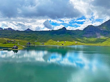 Uri Alp Dağları 'ndaki Melchsee ya da Melch Gölü, Kerns - İsviçre' nin Obwald Kantonu (Kanton Obwalden, Schweiz)