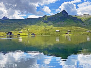 Uri Alp Dağları 'ndaki Melchsee ya da Melch Gölü, Kerns - İsviçre' nin Obwald Kantonu (Kanton Obwalden, Schweiz)
