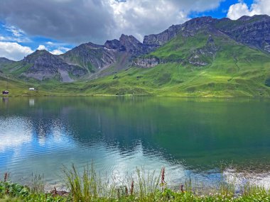 Uri Alp Dağları 'ndaki Melchsee ya da Melch Gölü, Kerns - İsviçre' nin Obwald Kantonu (Kanton Obwalden, Schweiz)