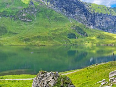 Uri Alp Dağları 'ndaki Melchsee ya da Melch Gölü, Kerns - İsviçre' nin Obwald Kantonu (Kanton Obwalden, Schweiz)