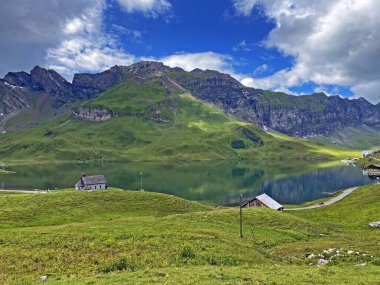 Uri Alp Dağları 'ndaki Melchsee ya da Melch Gölü, Kerns - İsviçre' nin Obwald Kantonu (Kanton Obwalden, Schweiz)