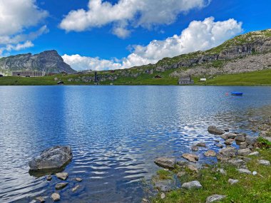 Uri Alp Dağları 'ndaki Melchsee ya da Melch Gölü, Kerns - İsviçre' nin Obwald Kantonu (Kanton Obwalden, Schweiz)