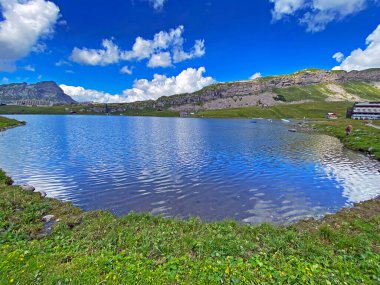 Uri Alp Dağları 'ndaki Melchsee ya da Melch Gölü, Kerns - İsviçre' nin Obwald Kantonu (Kanton Obwalden, Schweiz)