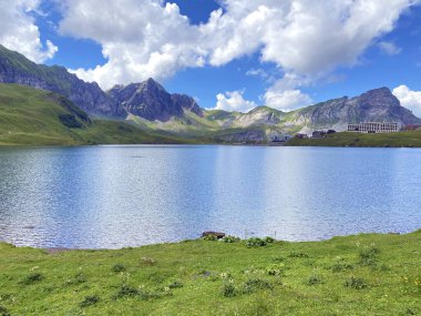 Uri Alp Dağları 'ndaki Melchsee ya da Melch Gölü, Kerns - İsviçre' nin Obwald Kantonu (Kanton Obwalden, Schweiz)