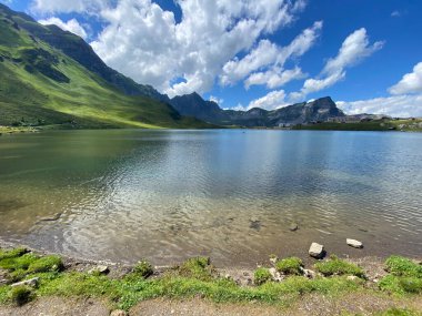 Uri Alp Dağları 'ndaki Melchsee ya da Melch Gölü, Kerns - İsviçre' nin Obwald Kantonu (Kanton Obwalden, Schweiz)