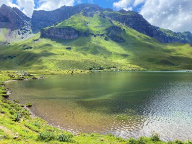 Uri Alp Dağları 'ndaki Melchsee ya da Melch Gölü, Kerns - İsviçre' nin Obwald Kantonu (Kanton Obwalden, Schweiz)
