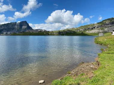 Uri Alp Dağları 'ndaki Melchsee ya da Melch Gölü, Kerns - İsviçre' nin Obwald Kantonu (Kanton Obwalden, Schweiz)