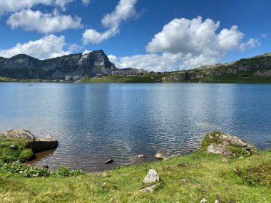 Uri Alp Dağları 'ndaki Melchsee ya da Melch Gölü, Kerns - İsviçre' nin Obwald Kantonu (Kanton Obwalden, Schweiz)