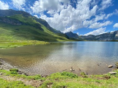Uri Alp Dağları 'ndaki Melchsee ya da Melch Gölü, Kerns - İsviçre' nin Obwald Kantonu (Kanton Obwalden, Schweiz)