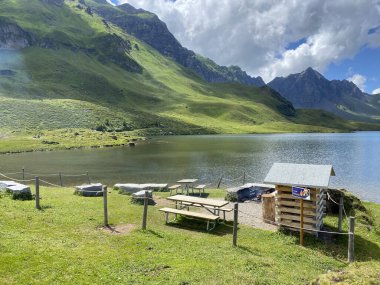 Uri Alp Dağları 'ndaki Melchsee ya da Melch Gölü, Kerns - İsviçre' nin Obwald Kantonu (Kanton Obwalden, Schweiz)
