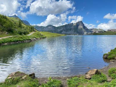 Uri Alp Dağları 'ndaki Melchsee ya da Melch Gölü, Kerns - İsviçre' nin Obwald Kantonu (Kanton Obwalden, Schweiz)
