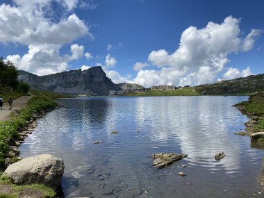 Uri Alp Dağları 'ndaki Melchsee ya da Melch Gölü, Kerns - İsviçre' nin Obwald Kantonu (Kanton Obwalden, Schweiz)
