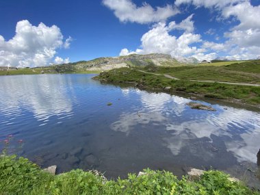Uri Alp Dağları 'ndaki Melchsee ya da Melch Gölü, Kerns - İsviçre' nin Obwald Kantonu (Kanton Obwalden, Schweiz)