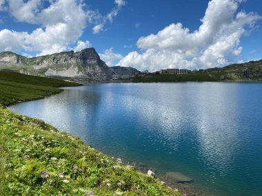 Uri Alp Dağları 'ndaki Melchsee ya da Melch Gölü, Kerns - İsviçre' nin Obwald Kantonu (Kanton Obwalden, Schweiz)