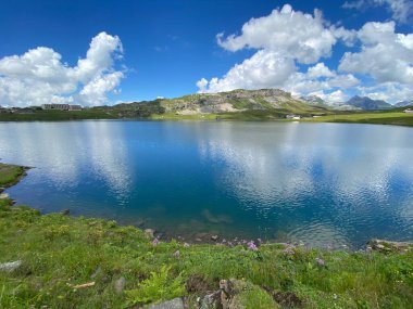 Uri Alp Dağları 'ndaki Melchsee ya da Melch Gölü, Kerns - İsviçre' nin Obwald Kantonu (Kanton Obwalden, Schweiz)