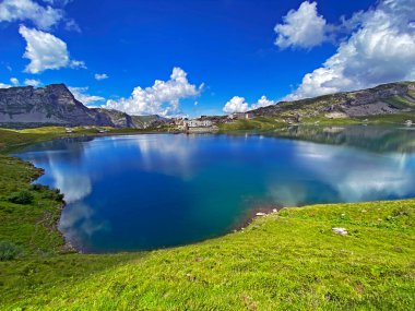 Uri Alp Dağları 'ndaki Melchsee ya da Melch Gölü, Kerns - İsviçre' nin Obwald Kantonu (Kanton Obwalden, Schweiz)