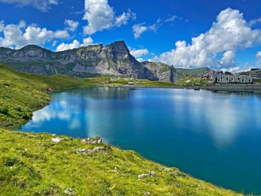 Uri Alp Dağları 'ndaki Melchsee ya da Melch Gölü, Kerns - İsviçre' nin Obwald Kantonu (Kanton Obwalden, Schweiz)