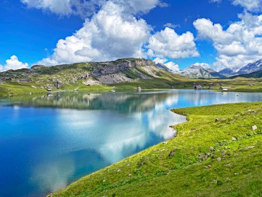 Uri Alp Dağları 'ndaki Melchsee ya da Melch Gölü, Kerns - İsviçre' nin Obwald Kantonu (Kanton Obwalden, Schweiz)