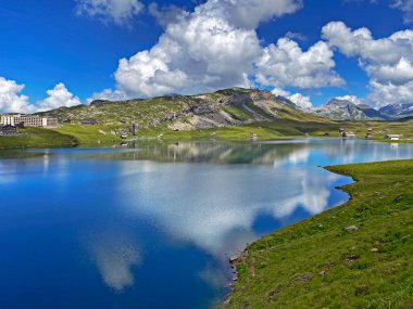 Uri Alp Dağları 'ndaki Melchsee ya da Melch Gölü, Kerns - İsviçre' nin Obwald Kantonu (Kanton Obwalden, Schweiz)