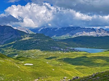 Uri Alp Dağları 'ndaki Melchsee ya da Melch Gölü, Kerns - İsviçre' nin Obwald Kantonu (Kanton Obwalden, Schweiz)