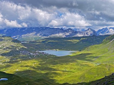 Uri Alp Dağları 'ndaki Melchsee ya da Melch Gölü, Kerns - İsviçre' nin Obwald Kantonu (Kanton Obwalden, Schweiz)