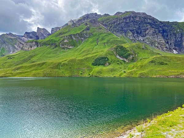 Uri Alp Dağları 'ndaki Melchsee ya da Melch Gölü, Kerns - İsviçre' nin Obwald Kantonu (Kanton Obwalden, Schweiz)