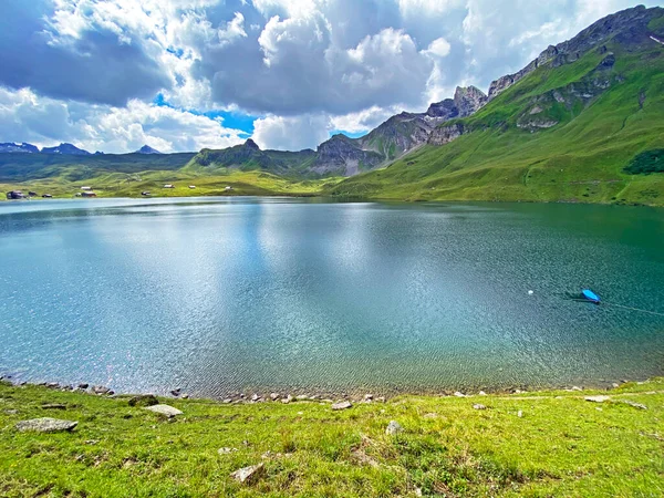 瑞士奥瓦尔德州Uri Alps山区地块上的高山湖Melchsee或Melch湖 Kanton Obwalden Schweiz — 图库照片