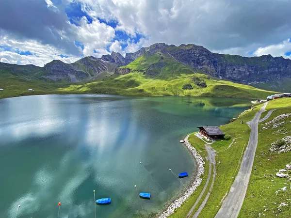 Uri Alp Dağları 'ndaki Melchsee ya da Melch Gölü, Kerns - İsviçre' nin Obwald Kantonu (Kanton Obwalden, Schweiz)