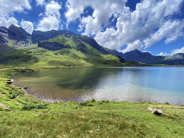 瑞士奥瓦尔德州Uri Alps山区地块上的高山湖Melchsee或Melch湖 Kanton Obwalden Schweiz — 图库照片