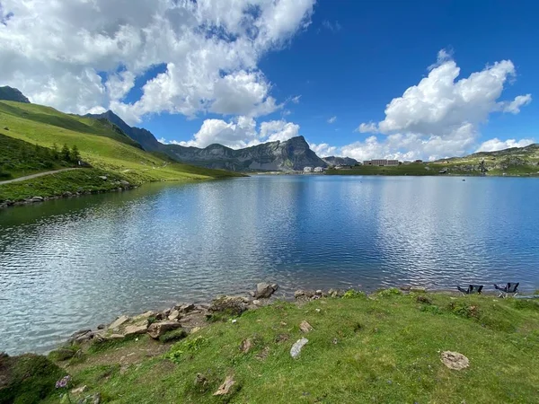 Uri Alp Dağları 'ndaki Melchsee ya da Melch Gölü, Kerns - İsviçre' nin Obwald Kantonu (Kanton Obwalden, Schweiz)