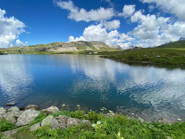 Uri Alp Dağları 'ndaki Melchsee ya da Melch Gölü, Kerns - İsviçre' nin Obwald Kantonu (Kanton Obwalden, Schweiz)