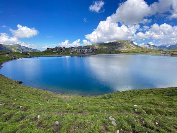 瑞士奥瓦尔德州Uri Alps山区地块上的高山湖Melchsee或Melch湖 Kanton Obwalden Schweiz — 图库照片