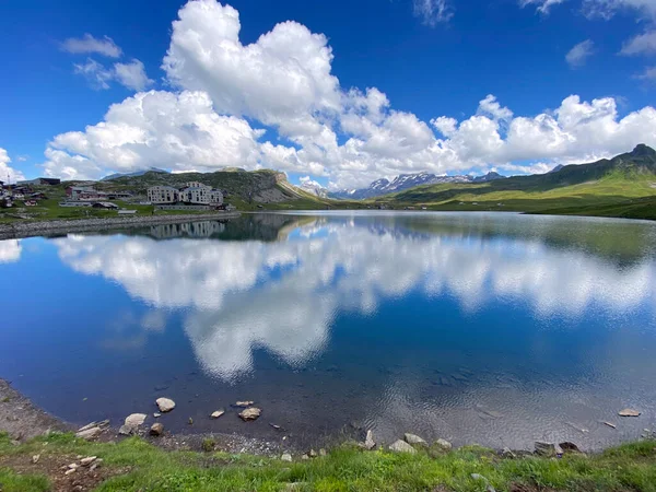 瑞士奥瓦尔德州Uri Alps山区地块上的高山湖Melchsee或Melch湖 Kanton Obwalden Schweiz — 图库照片