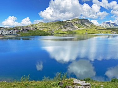 Melchsee Gölü kıyısındaki yaz ve kış sporları ve eğlence beldesi Melchsee-Frutt, Kerns - Obwald Kantonu, İsviçre (Kanton Obwalden, Schweiz)