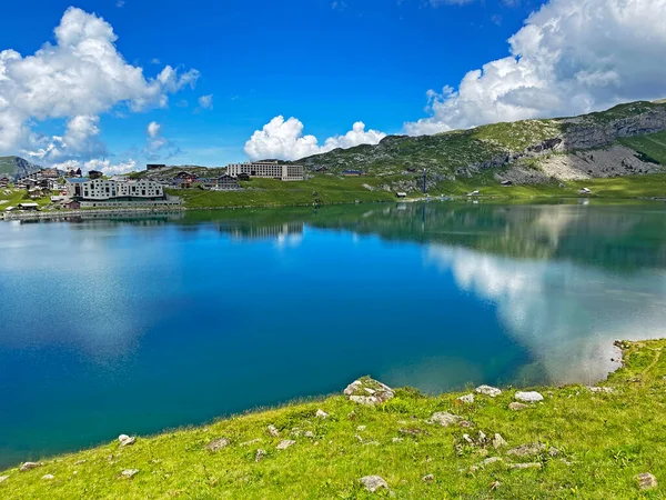 Melchsee Gölü kıyısındaki yaz ve kış sporları ve eğlence beldesi Melchsee-Frutt, Kerns - Obwald Kantonu, İsviçre (Kanton Obwalden, Schweiz)
