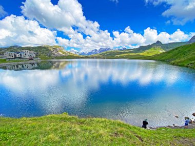 Uri Alp Dağları 'ndaki Melchsee ya da Melch Gölü üzerindeki balıkçılar, Melchtal Kantonu (Kanton Obwalden, Schweiz)