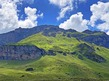 Melchsee Gölü 'nün yukarısında ve Uri Alpleri dağ kütlesi Melchtal' da (Kanton Obwalden, Schweiz)