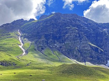 Melchsee Gölü 'nün yukarısında ve Uri Alpleri dağ kütlesi Melchtal' da (Kanton Obwalden, Schweiz)