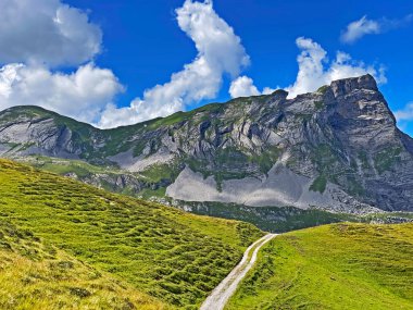 Uri Alp dağlarında Chli Haupt Murmelchopf ve Haupt (Bruenighaupt oder Brunighaupt) tepeleri, Melchtal - Kanton of Obwald, İsviçre (Kanton Obwalden, Schweiz))