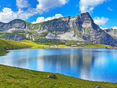 Uri Alp dağlarında Chli Haupt Murmelchopf ve Haupt (Bruenighaupt oder Brunighaupt) tepeleri, Melchtal - Kanton of Obwald, İsviçre (Kanton Obwalden, Schweiz))