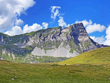 Uri Alp dağlarında Chli Haupt Murmelchopf ve Haupt (Bruenighaupt oder Brunighaupt) tepeleri, Melchtal - Kanton of Obwald, İsviçre (Kanton Obwalden, Schweiz))