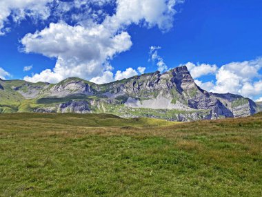 Uri Alp dağlarında Chli Haupt Murmelchopf ve Haupt (Bruenighaupt oder Brunighaupt) tepeleri, Melchtal - Kanton of Obwald, İsviçre (Kanton Obwalden, Schweiz))