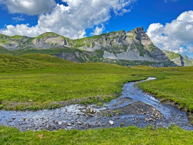 Uri Alp dağlarında Chli Haupt Murmelchopf ve Haupt (Bruenighaupt oder Brunighaupt) tepeleri, Melchtal - Kanton of Obwald, İsviçre (Kanton Obwalden, Schweiz))