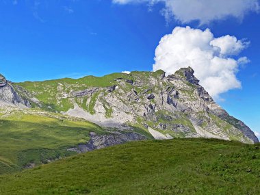 Uri Alp dağlarında Chli Haupt Murmelchopf ve Haupt (Bruenighaupt oder Brunighaupt) tepeleri, Melchtal - Kanton of Obwald, İsviçre (Kanton Obwalden, Schweiz))