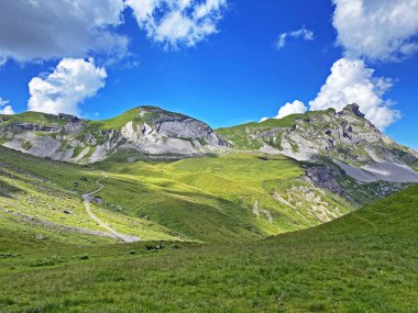 Uri Alp dağlarında Chli Haupt Murmelchopf ve Haupt (Bruenighaupt oder Brunighaupt) tepeleri, Melchtal - Kanton of Obwald, İsviçre (Kanton Obwalden, Schweiz))