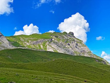 Uri Alp dağlarında Chli Haupt Murmelchopf ve Haupt (Bruenighaupt oder Brunighaupt) tepeleri, Melchtal - Kanton of Obwald, İsviçre (Kanton Obwalden, Schweiz))