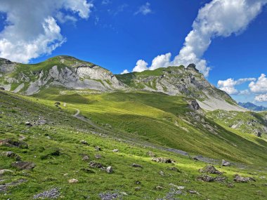 Uri Alp dağlarında Chli Haupt Murmelchopf ve Haupt (Bruenighaupt oder Brunighaupt) tepeleri, Melchtal - Kanton of Obwald, İsviçre (Kanton Obwalden, Schweiz))
