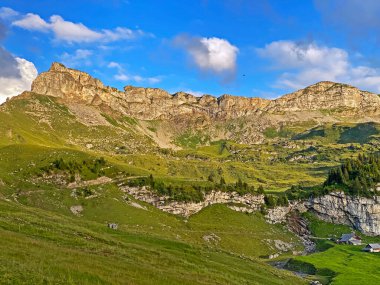 Uri Alp dağlarında Chli Haupt Murmelchopf ve Haupt (Bruenighaupt oder Brunighaupt) tepeleri, Melchtal - Kanton of Obwald, İsviçre (Kanton Obwalden, Schweiz))