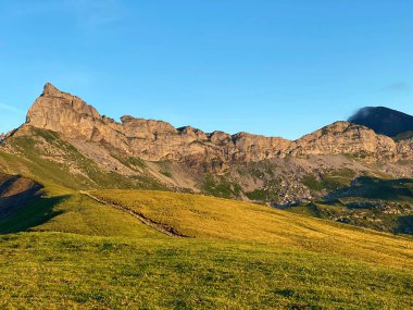 Uri Alp dağlarında Chli Haupt Murmelchopf ve Haupt (Bruenighaupt oder Brunighaupt) tepeleri, Melchtal - Kanton of Obwald, İsviçre (Kanton Obwalden, Schweiz))