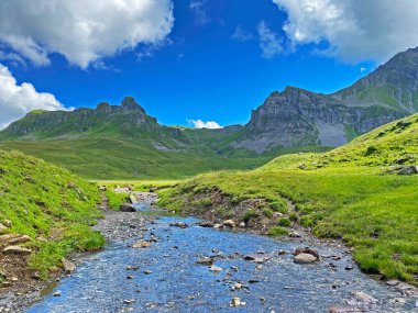 Melchsee ya da Melch Gölü 'ndeki Melchseebach ya da Melch Gölü' ne akan Alpler, Melchtal - İsviçre 'nin Obwald Kantonu (Kanton Obwalden, Schweiz)